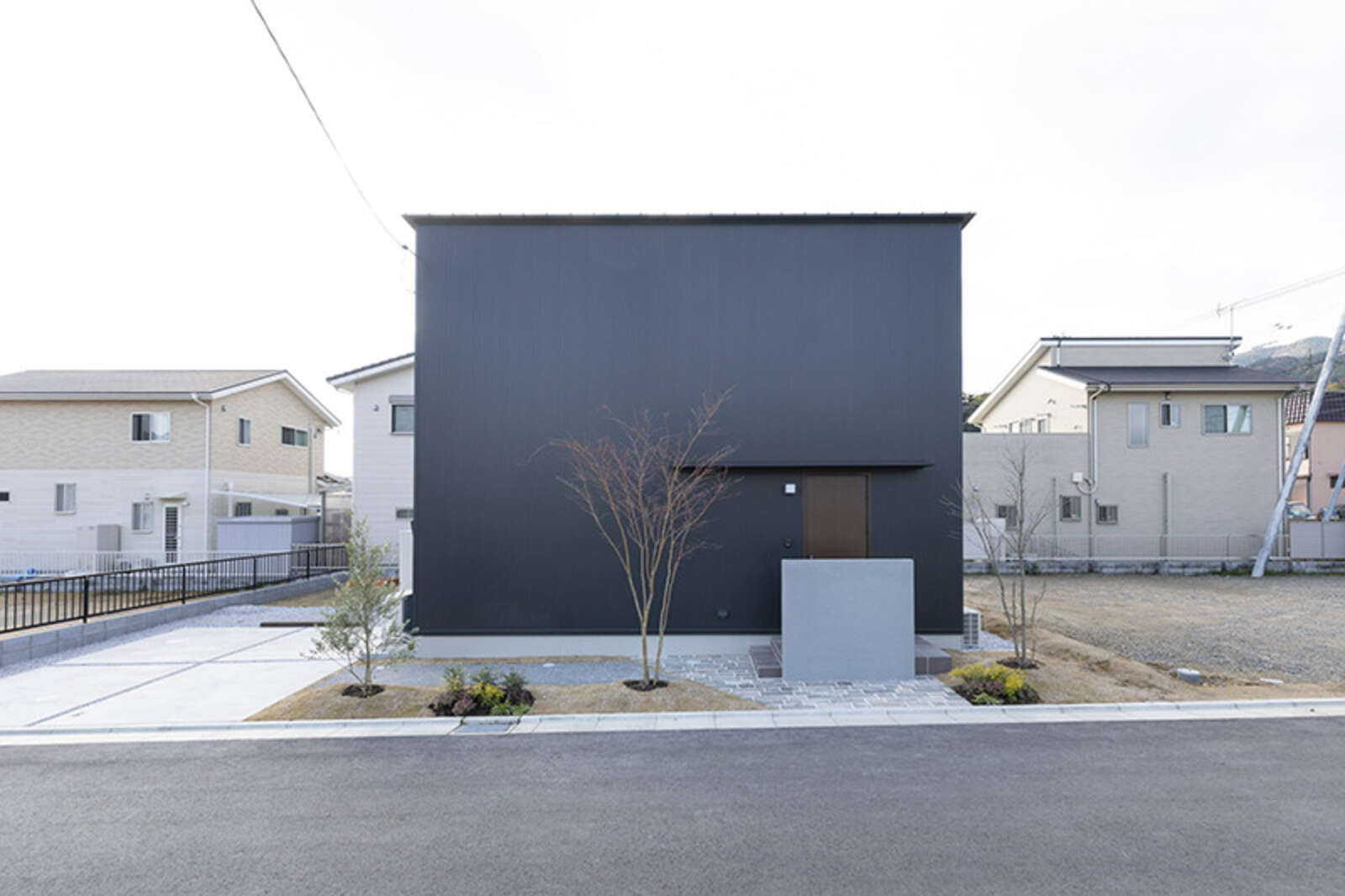 シックな家の外観