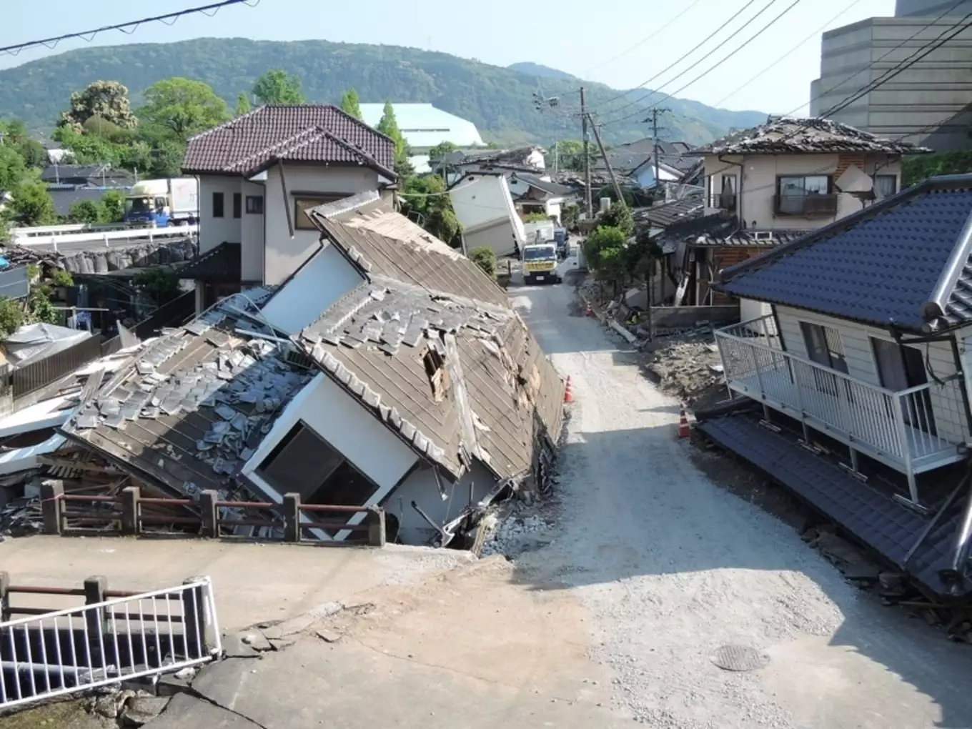 熊本地震で倒壊した家