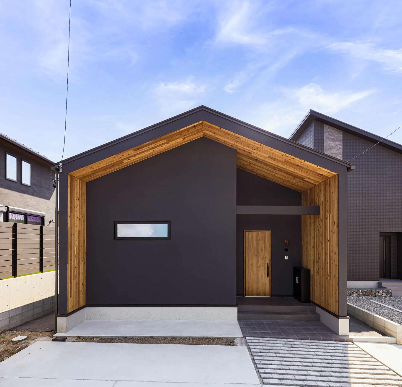 黒い三角屋根の家