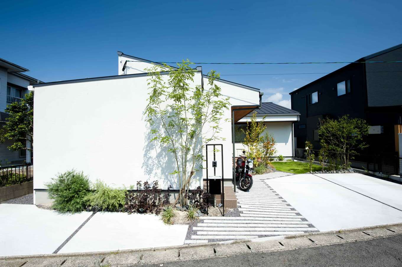 福岡県_植栽が美しい白い外壁の平屋