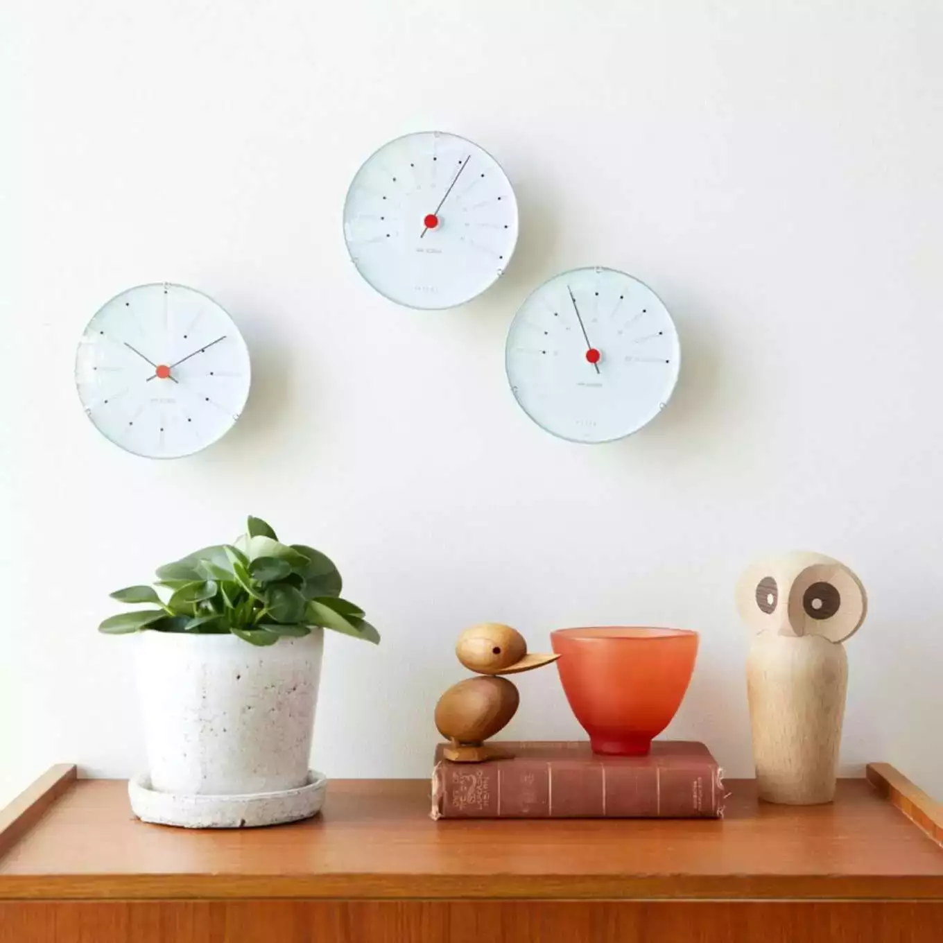 棚の上の置物と壁に時計と温湿度計