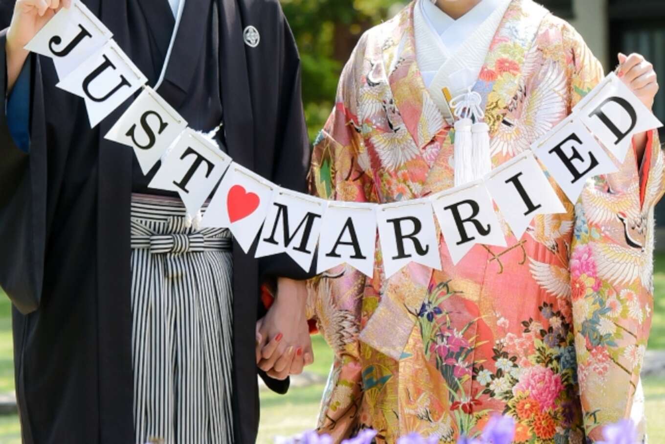JUST MARRIEDの文字と着物の夫婦