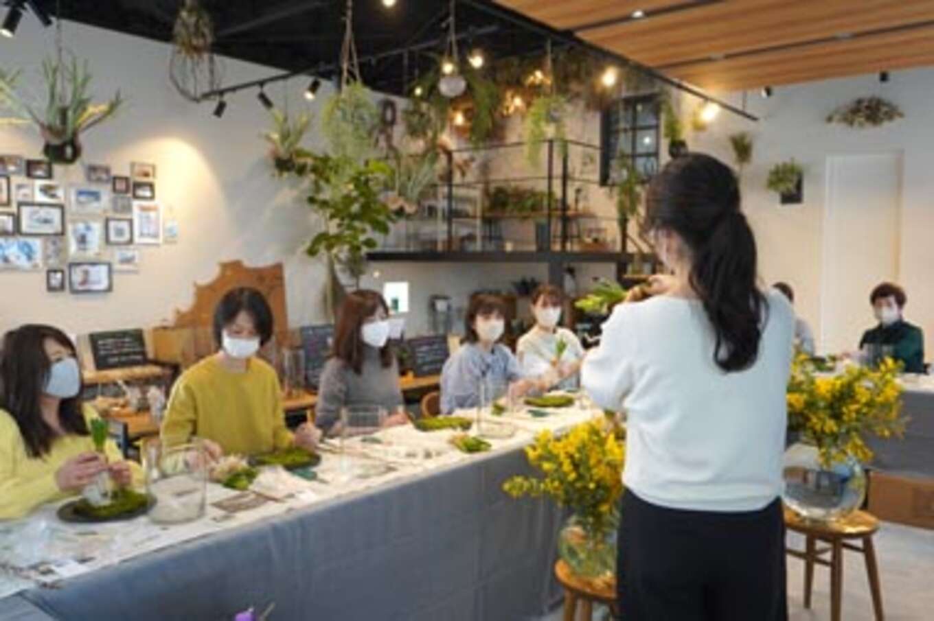 実際に目の前でして見せてくれるととても分かりやすい 皆さん真剣に手元を見ています