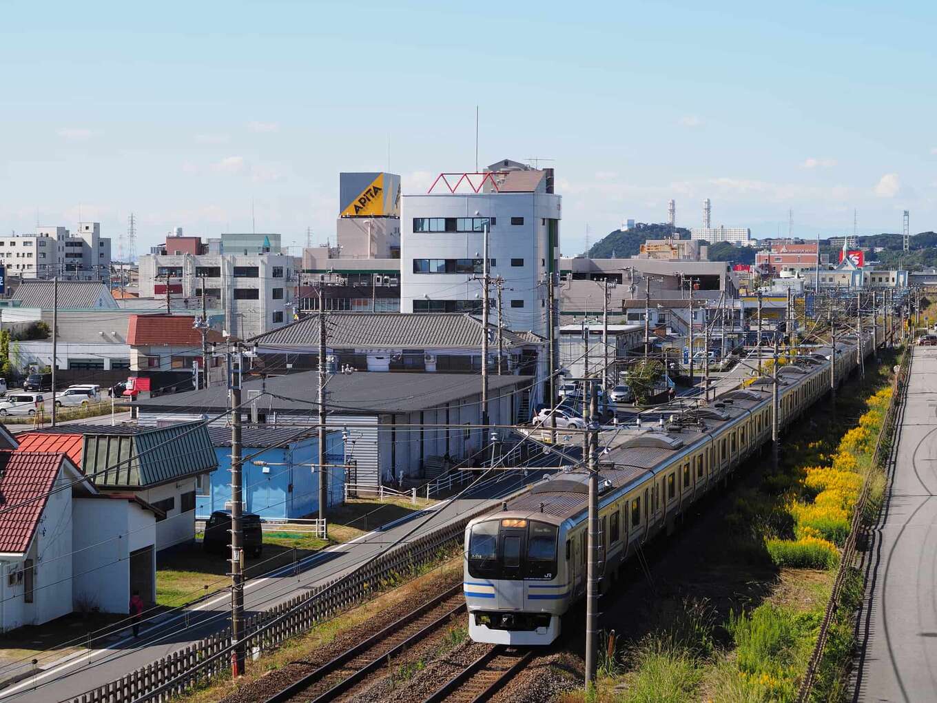 君津の街と内房線電車