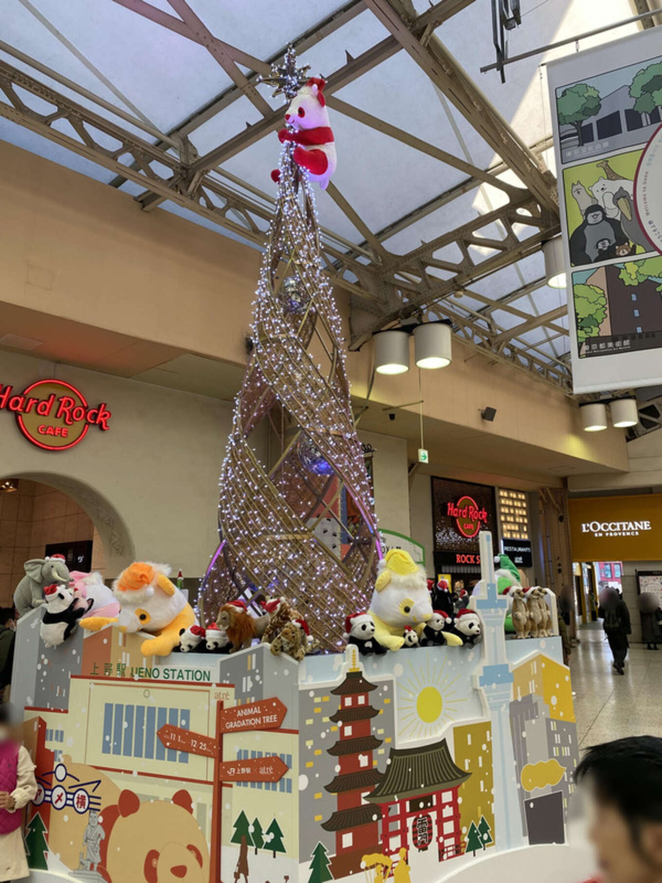 上野駅の動物クリスマスツリー