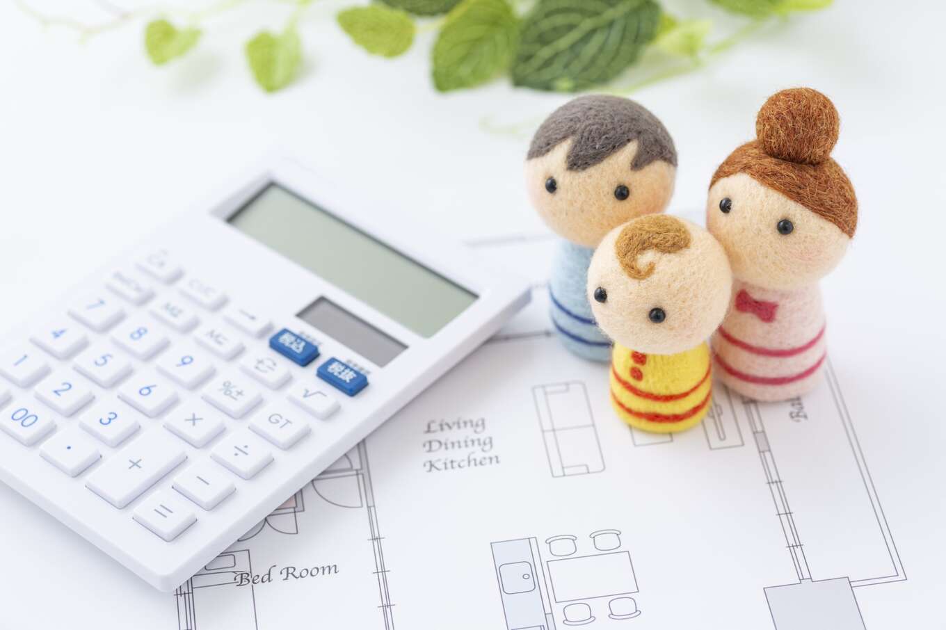 家族の人形と電卓と設計図
