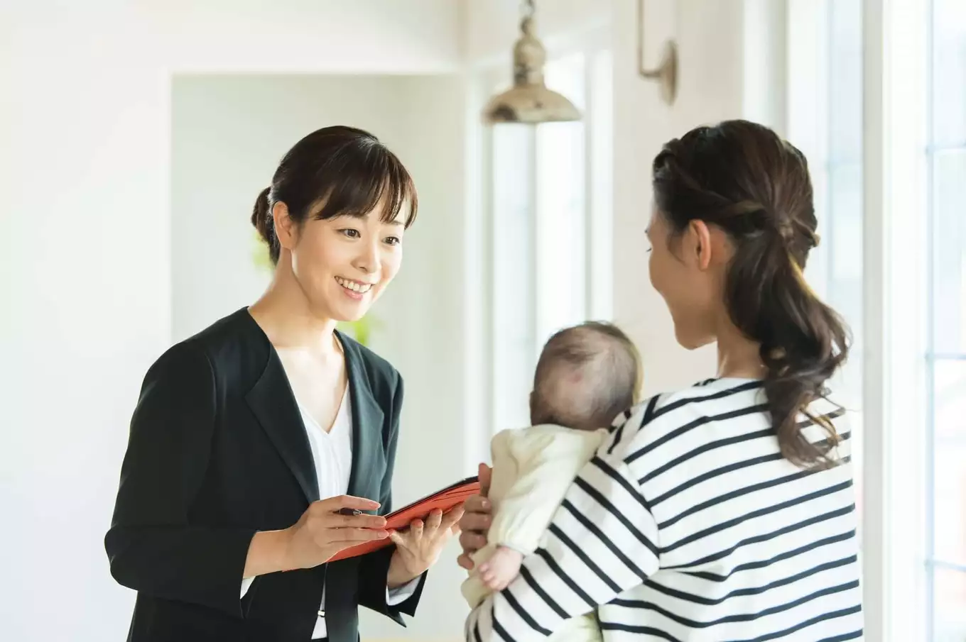 相談員に育児の相談をする母親