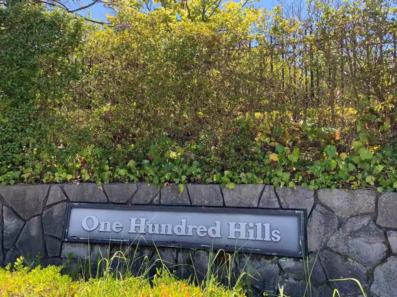 チバリーヒルズと呼ばれるOne Hundred Hillsの石銘板