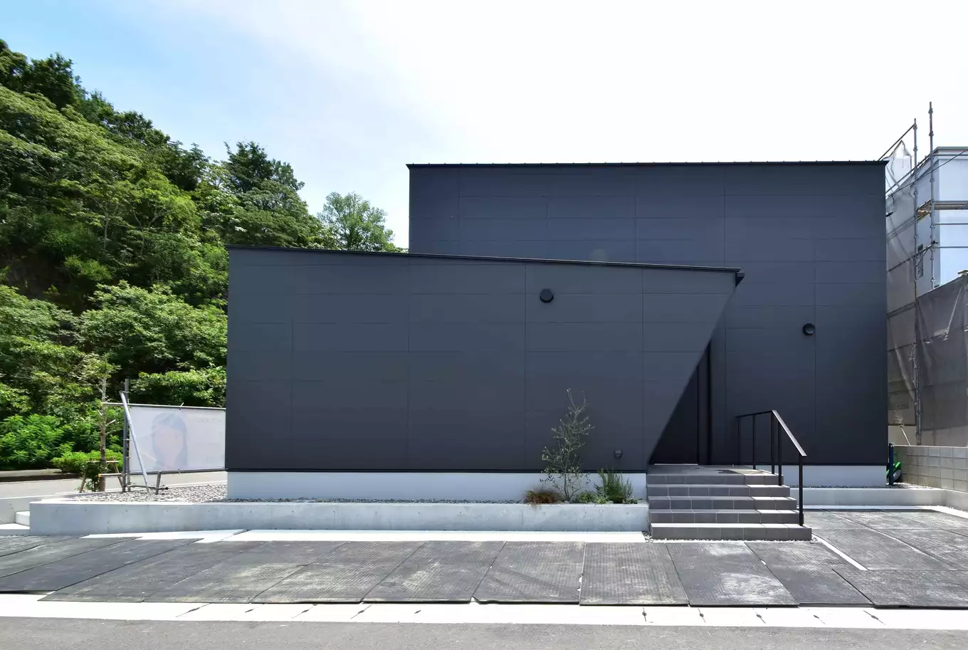 徳島県_窓のないシンプルな黒い外壁の家