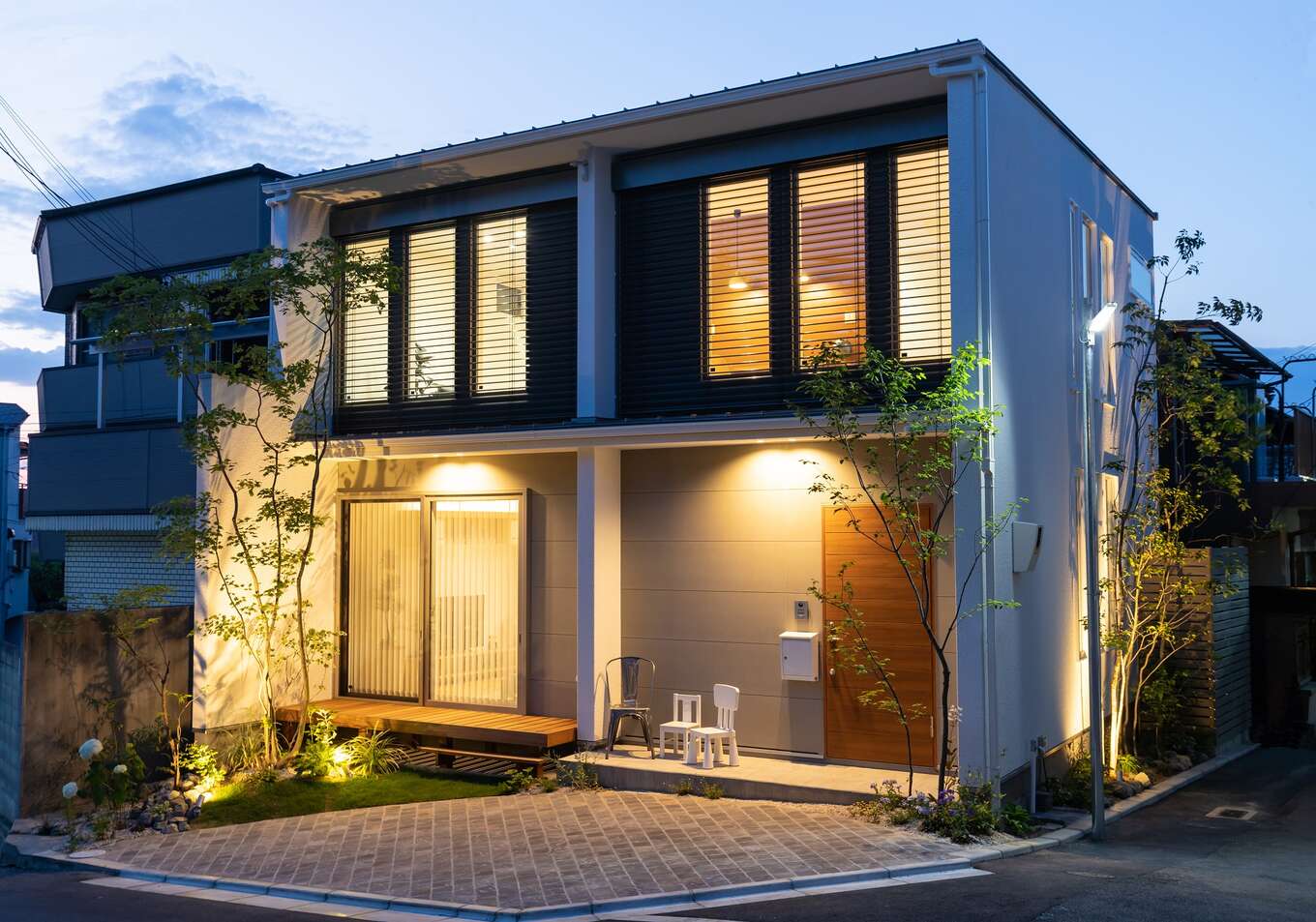 夜の住宅外観