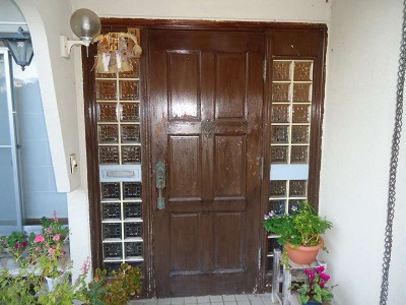 施工前の玄関ドア