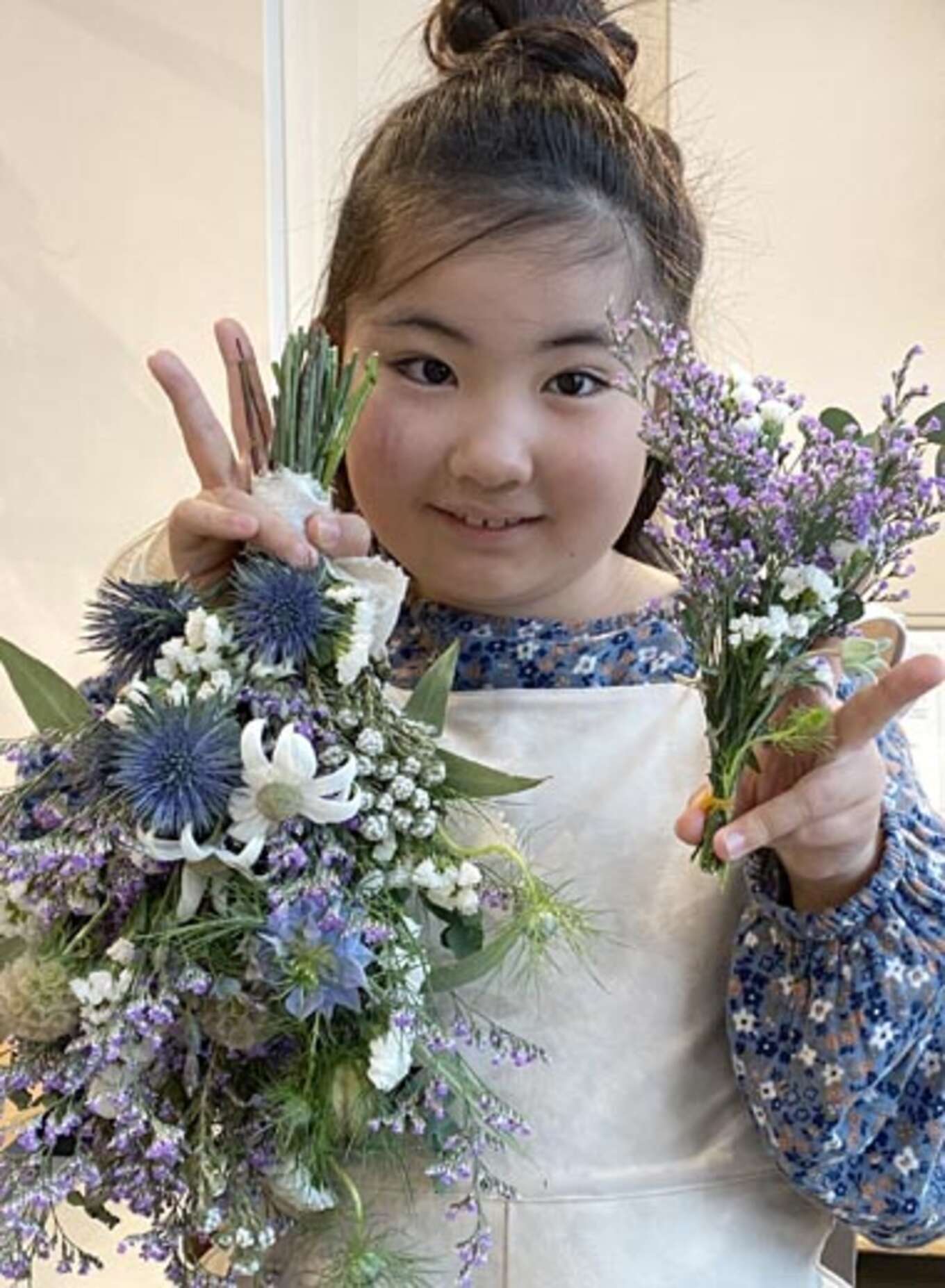 たくさんお手伝い出来ました!スワッグとミニスワッグを持つお子さん