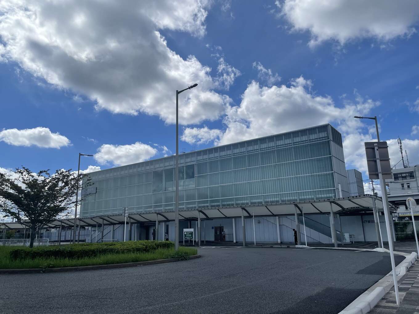 JR誉田駅 北口の外観 ガラス張りの駅舎がかっこいい