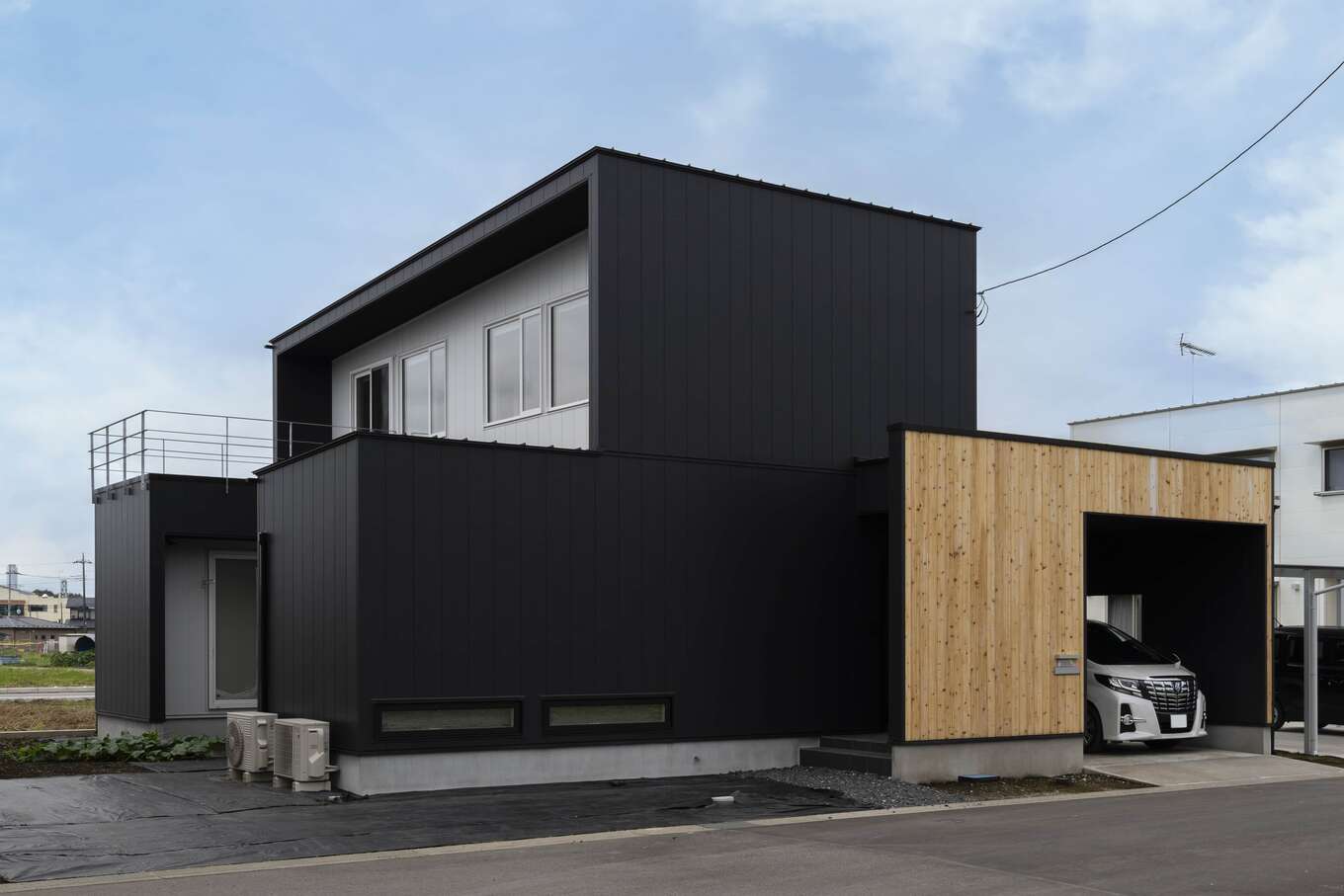 黒と木目が調和したカッコイイ外観