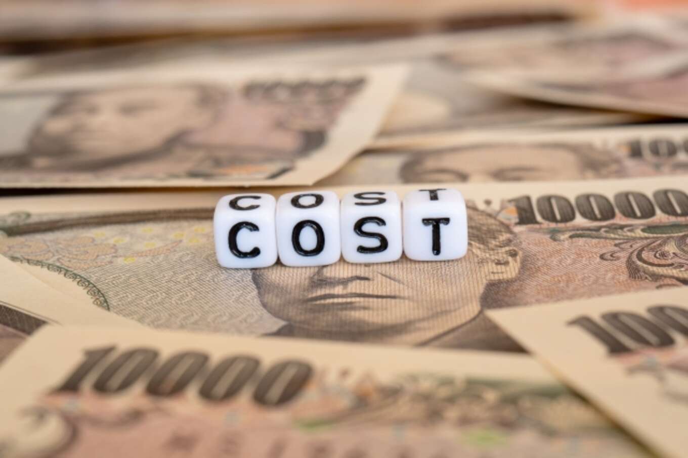 一万円札とCOSTと書かれたブロック