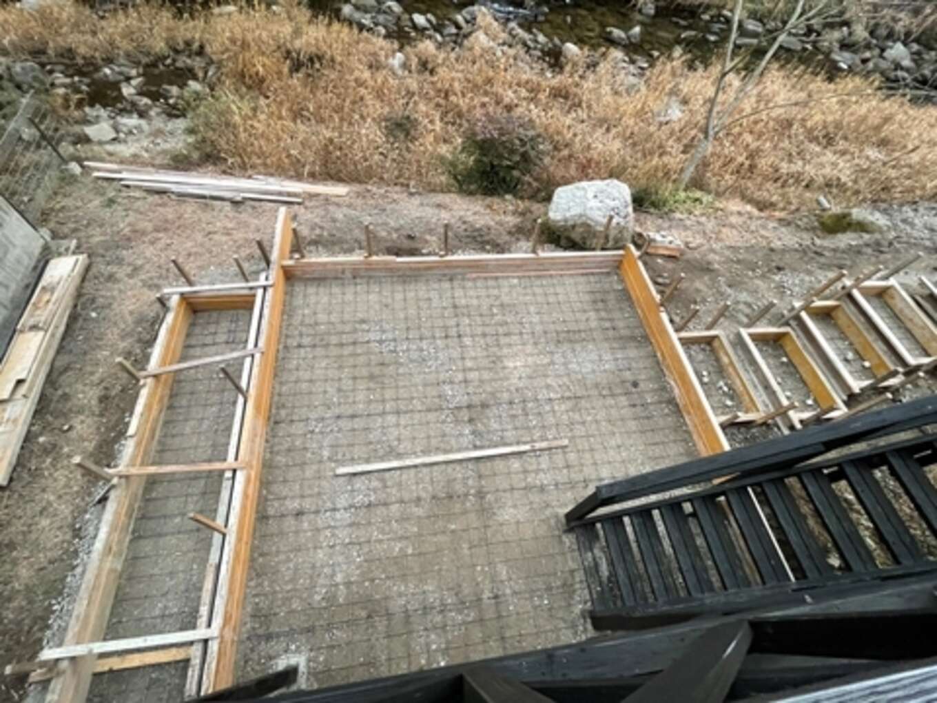裏庭のコンクリートテラス作成のための型枠