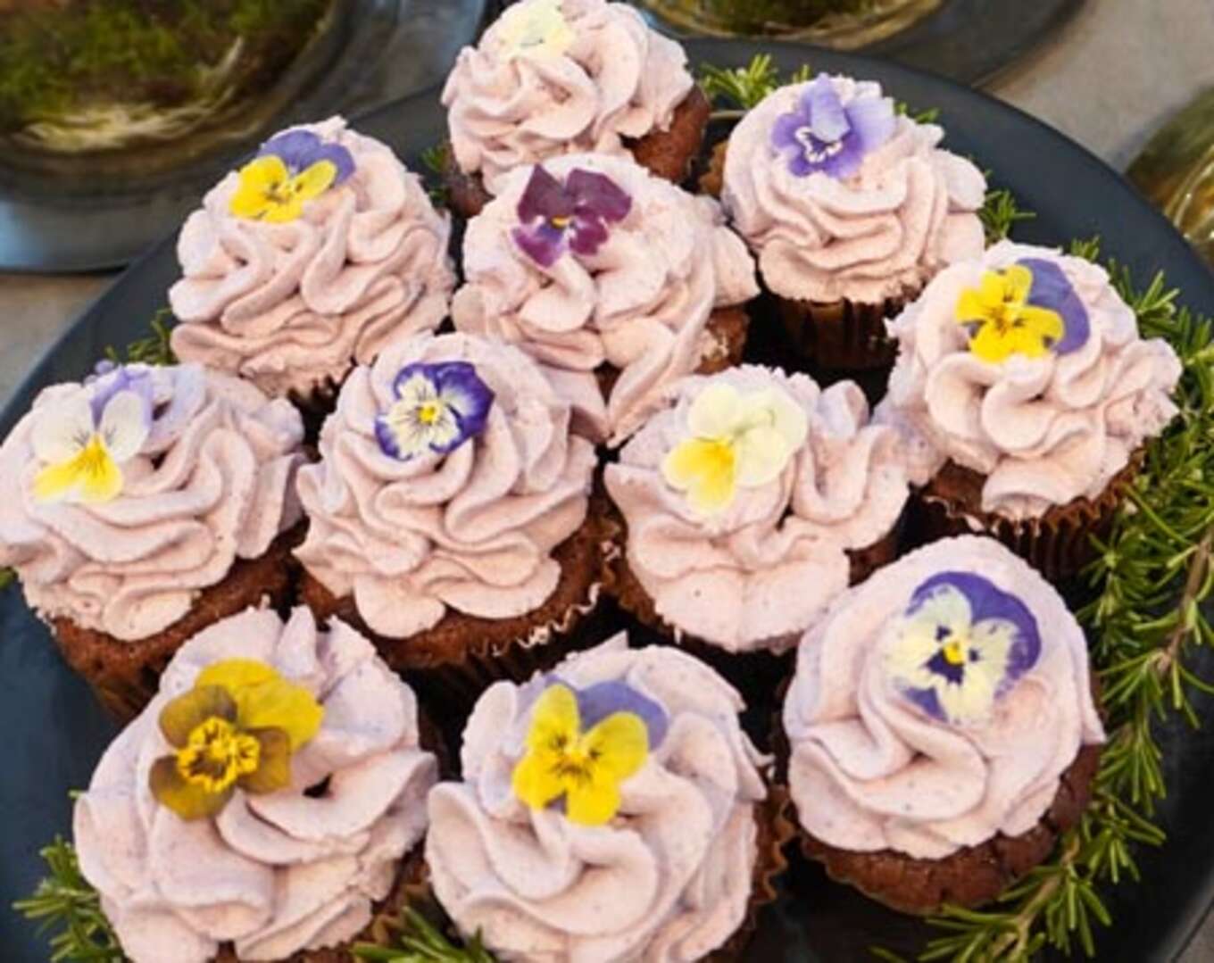 春のブーケの様なプチケーキ頭の上には食べられる花をちょこんと乗せて