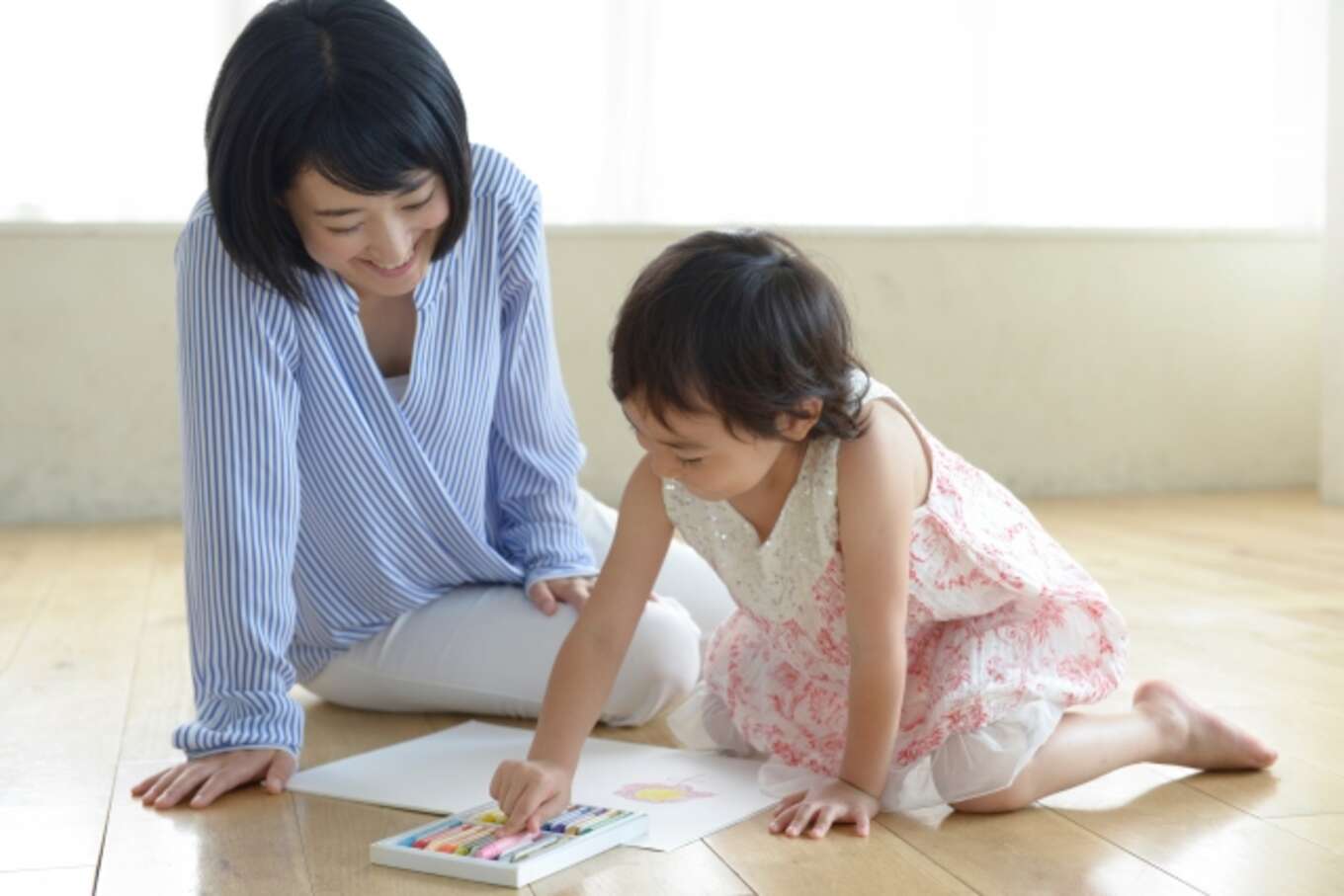 子どもとお絵かきする親子