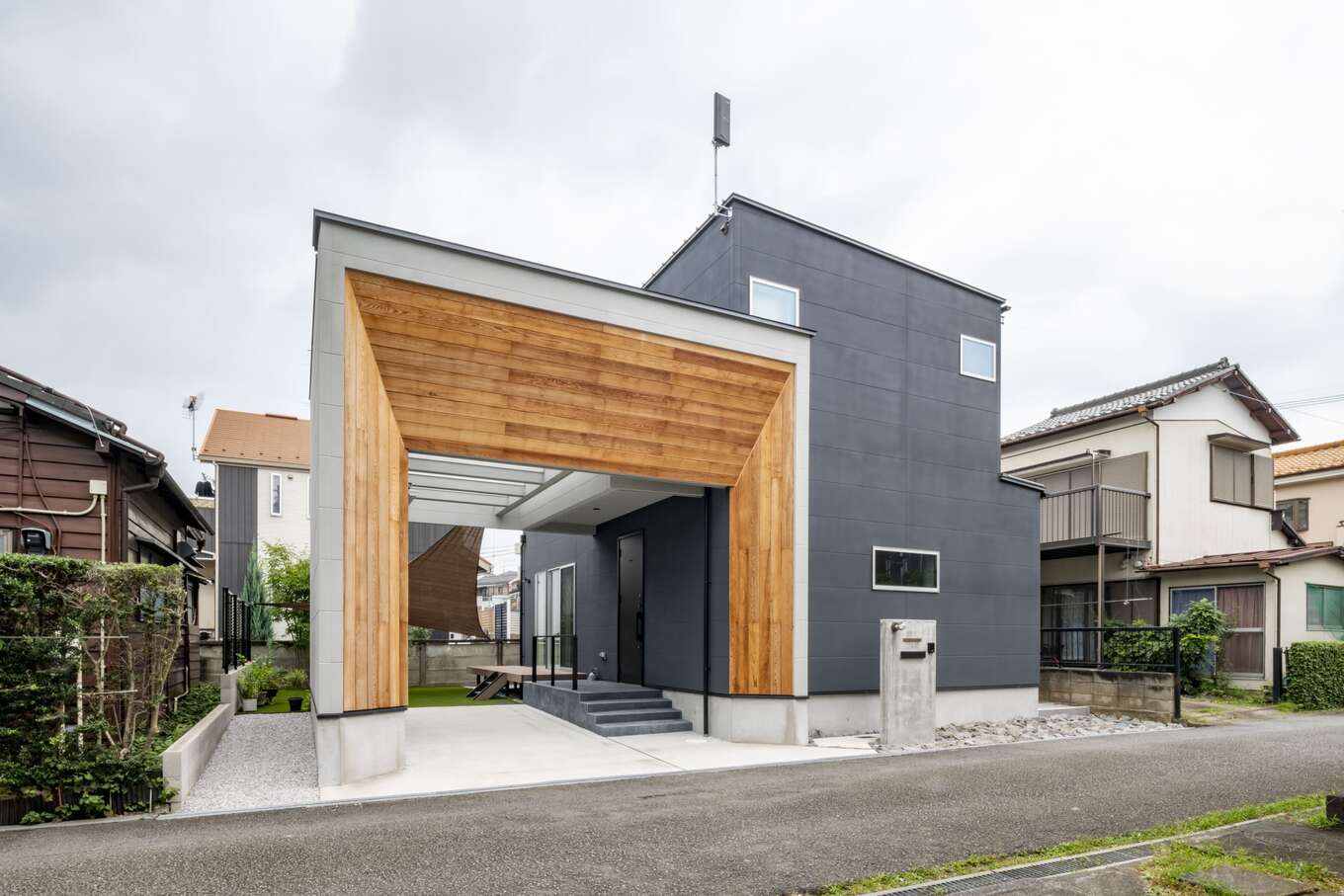 木目のアーチが特徴の外観