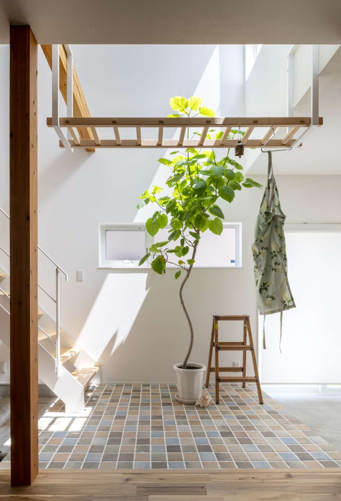 階段まわり‗観葉植物とタイル床と階段