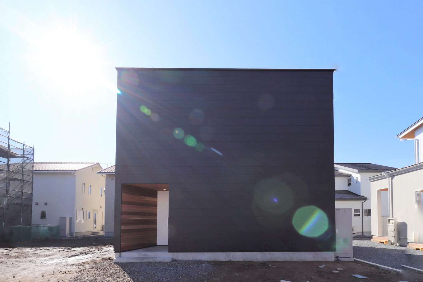 黒い外壁の家
