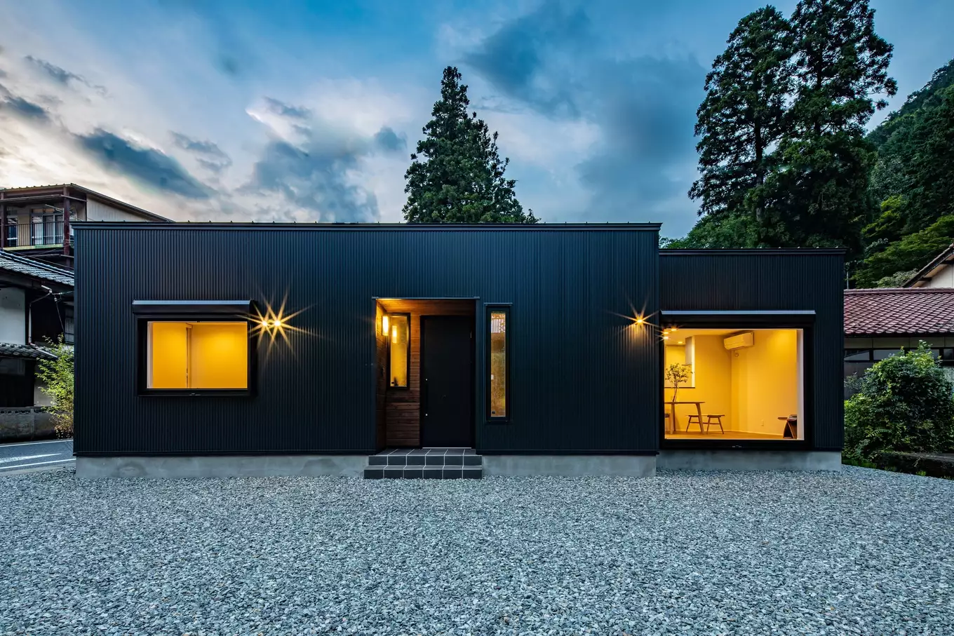 R+house飛騨の施工事例画像。黒いガルバリウム鋼板を外壁に使った平屋画像。