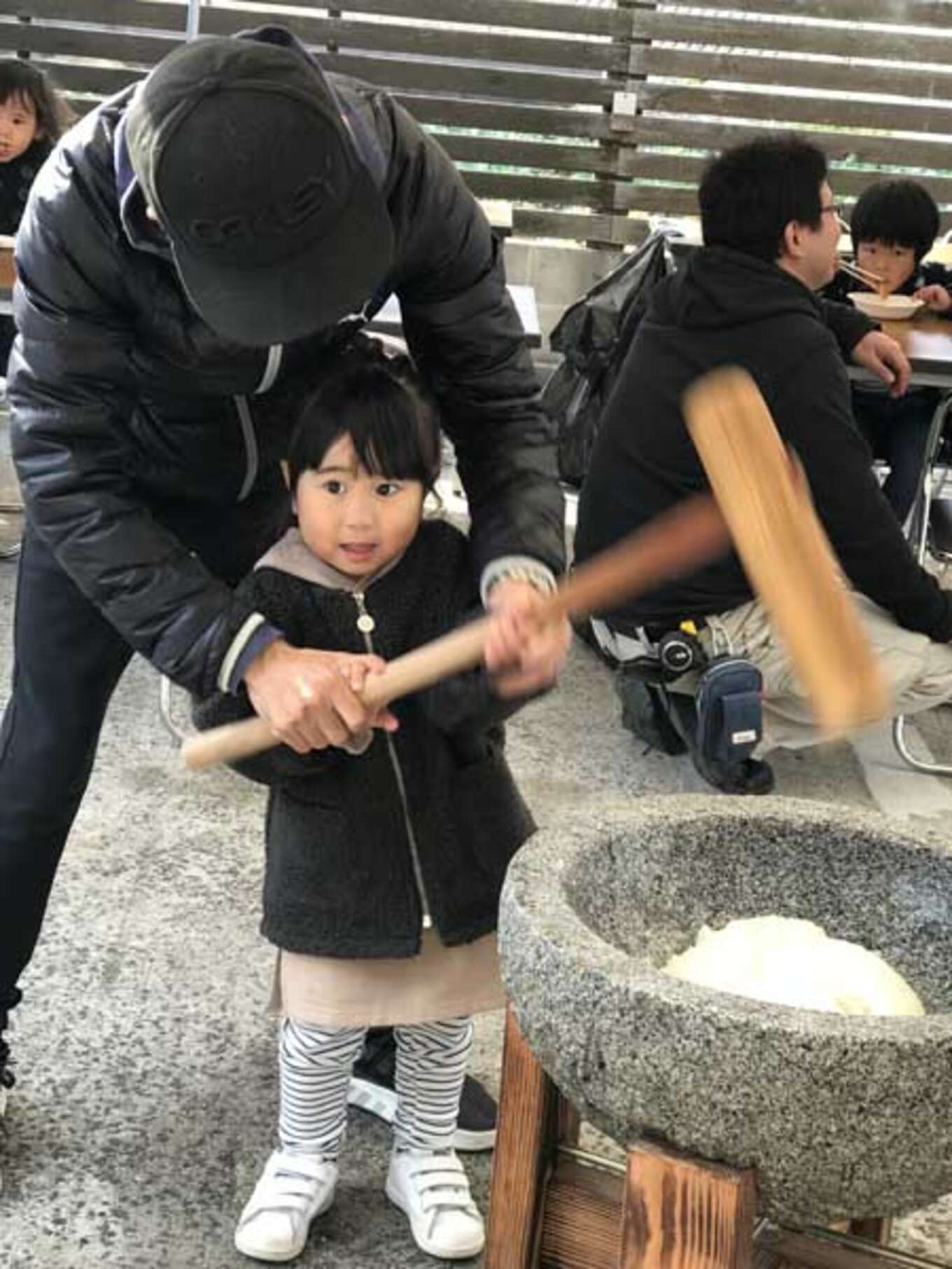 餅つきする子供
