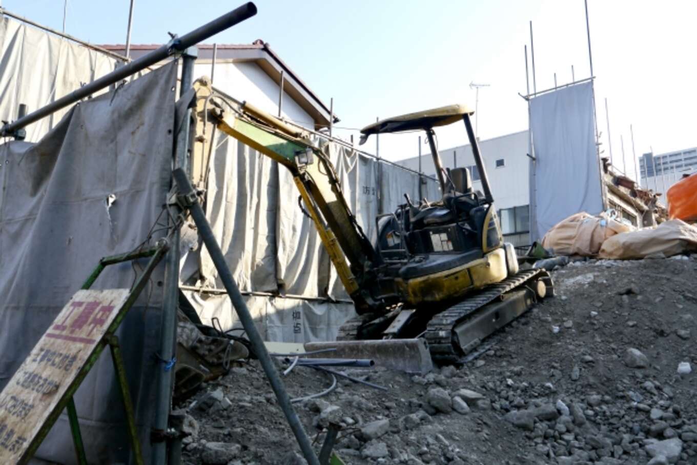 解体工事中の工事現場