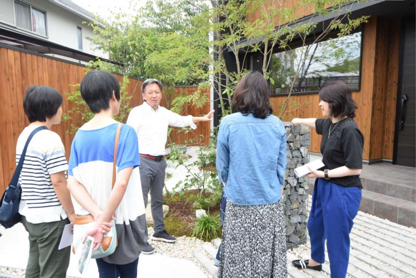 外観を見ている様子