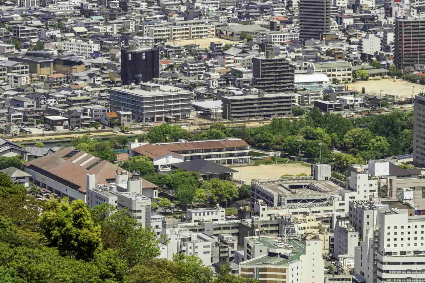 徳島市街地と徳島市内町小学校