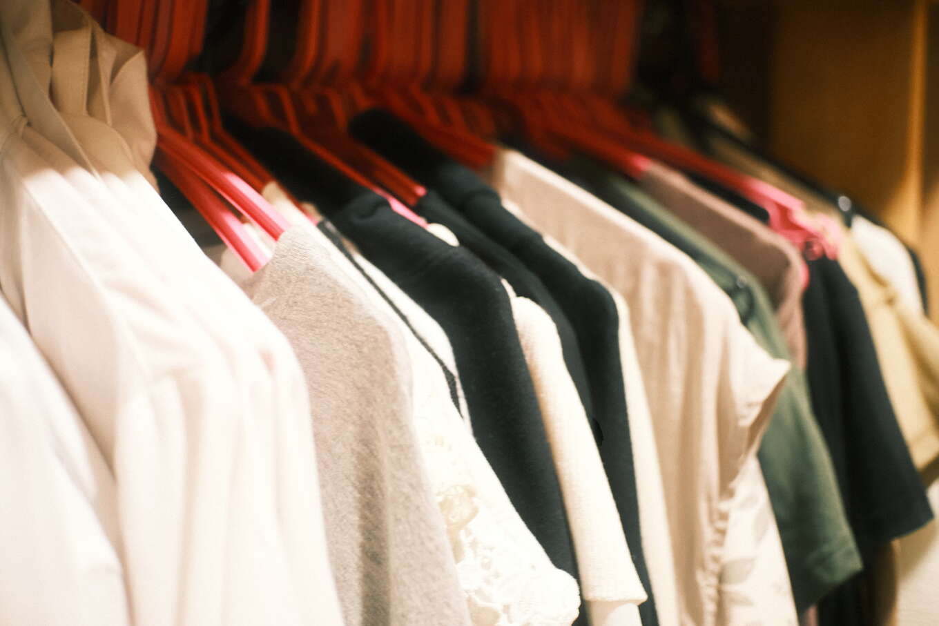 服が掛けられたクローゼットの画像