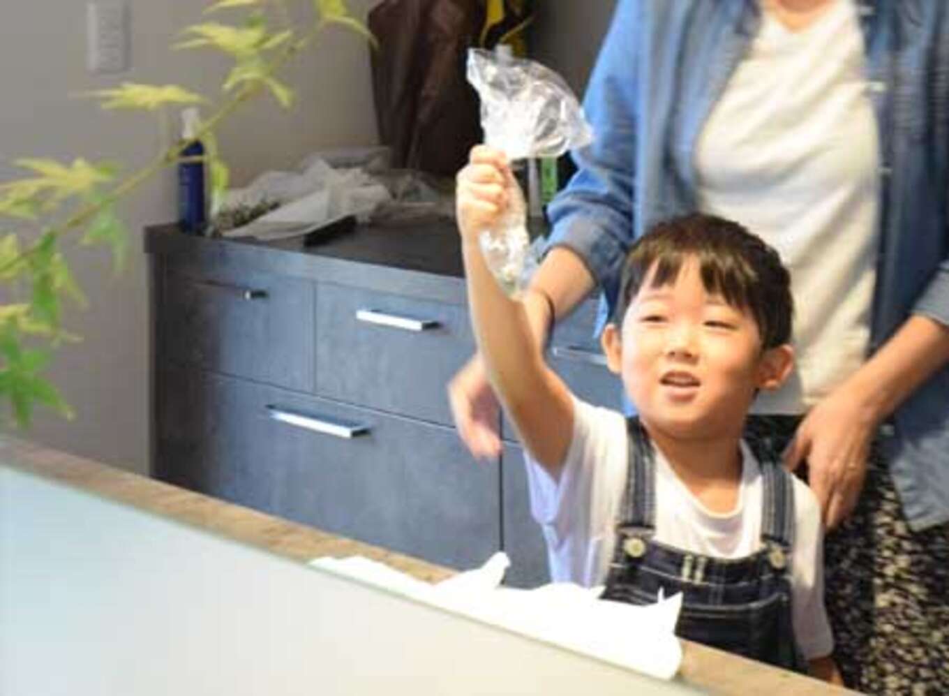 ハーブを持った子供