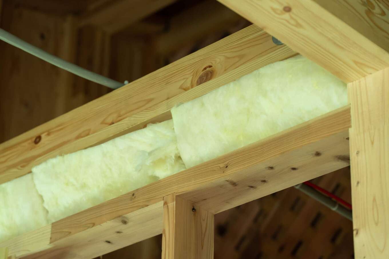 木材に断熱材が入っている建設現場