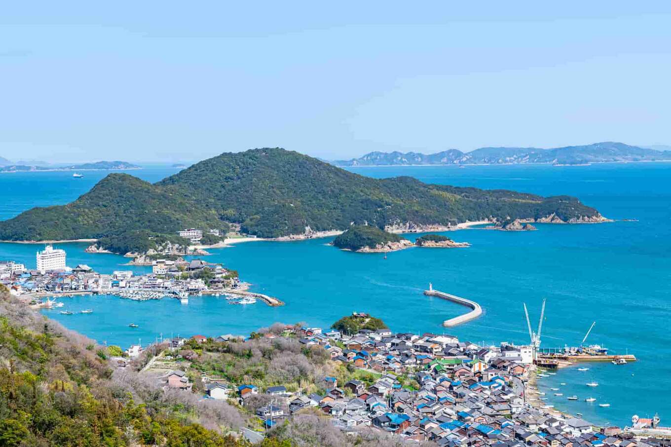広島県福山市 晴天の鞆の浦の街並み