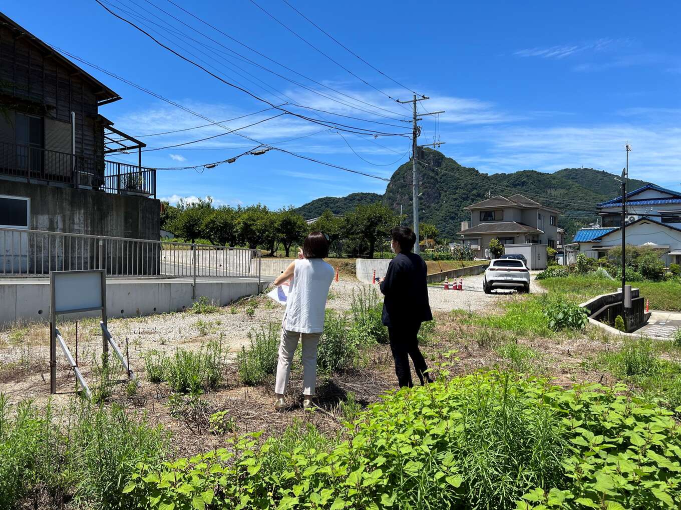 建築家赤松先生と弊社社長の敷地調査風景