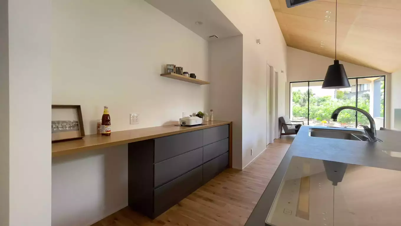 シンプルなキッチン収納と勾配天井
