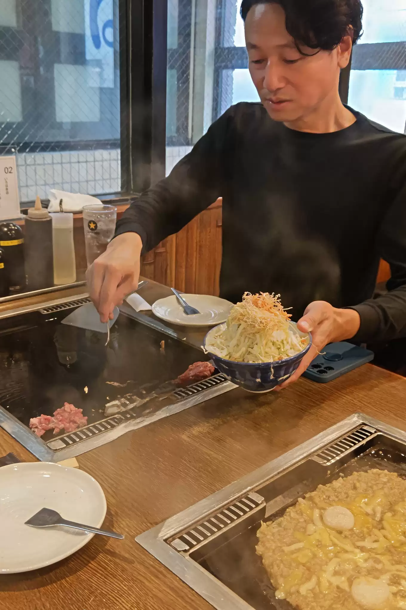 もんじゃ焼きを作る社長