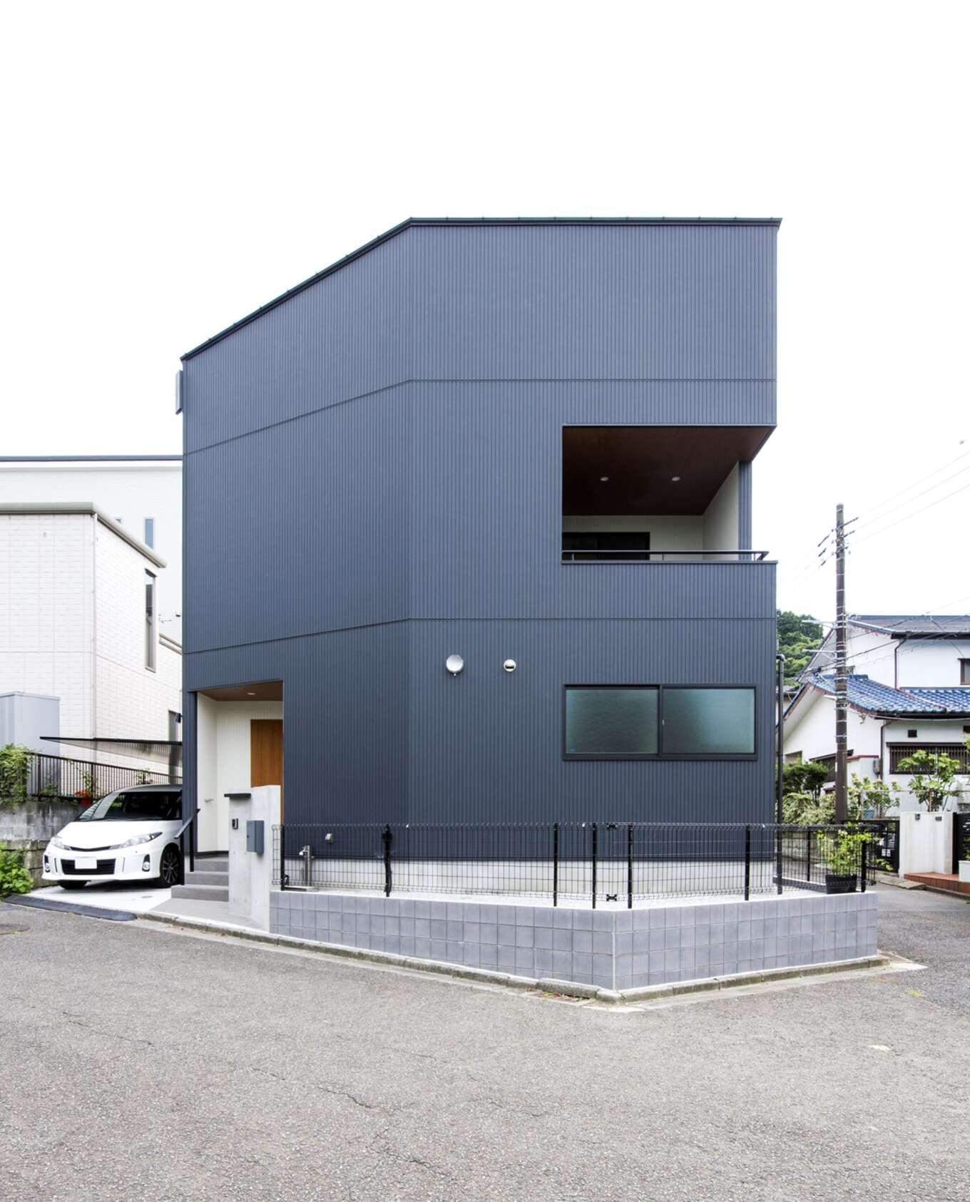 グレーのガルバリウム鋼板の家