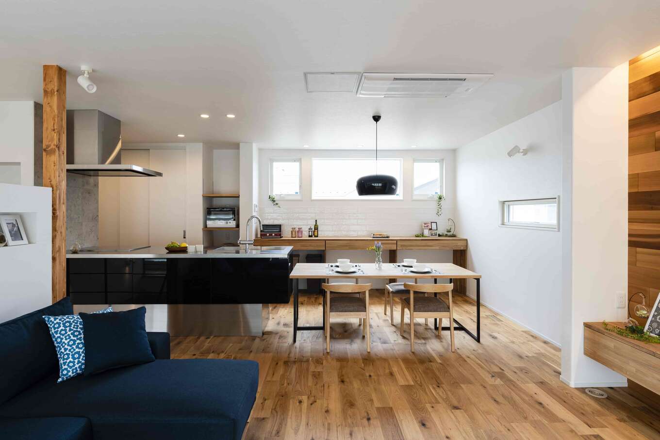 茨城県_白い壁と木目の床の清潔感のあるキッチン＆ダイニング