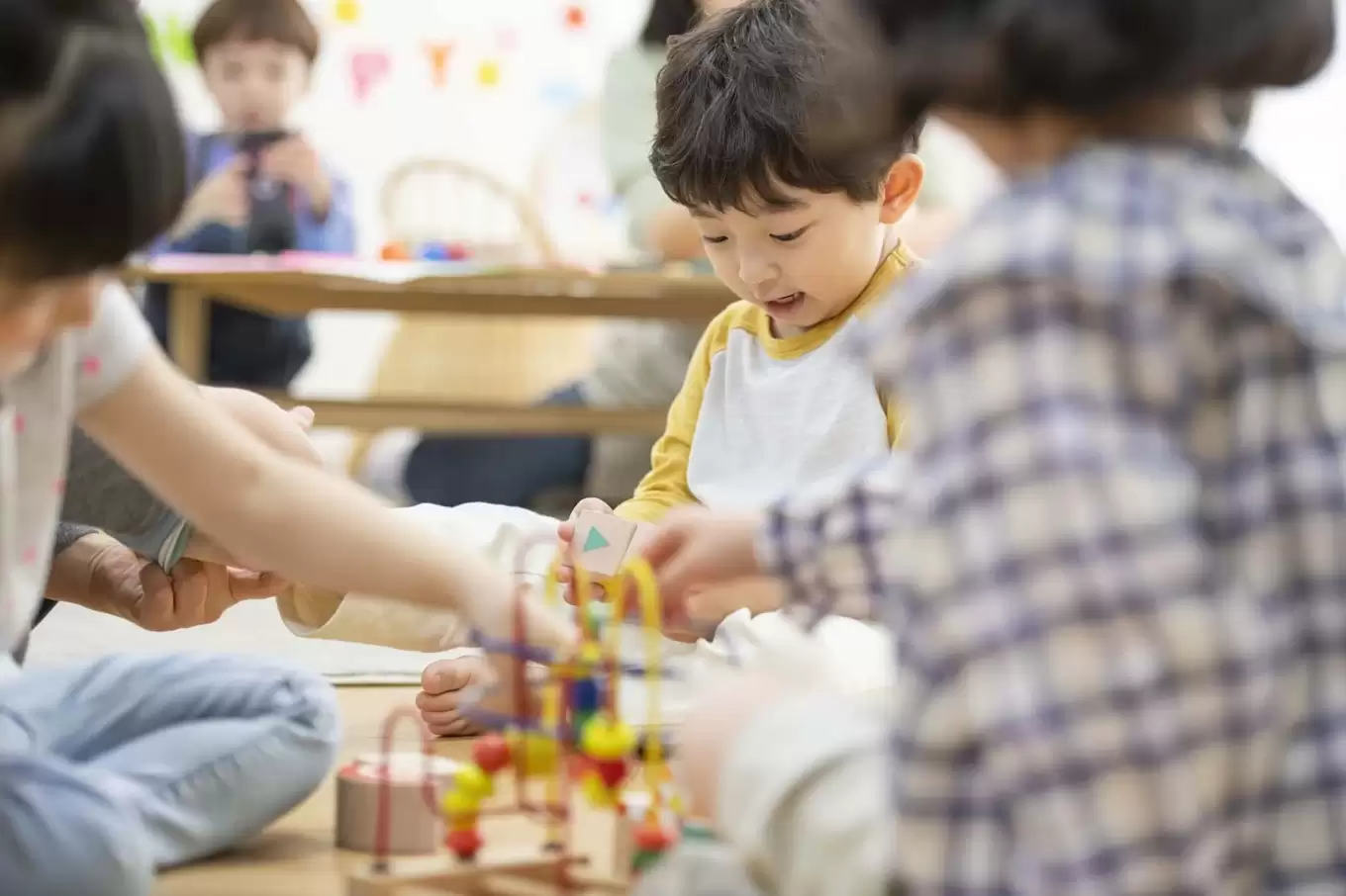 幼稚園で友達と遊ぶ幼児の写真