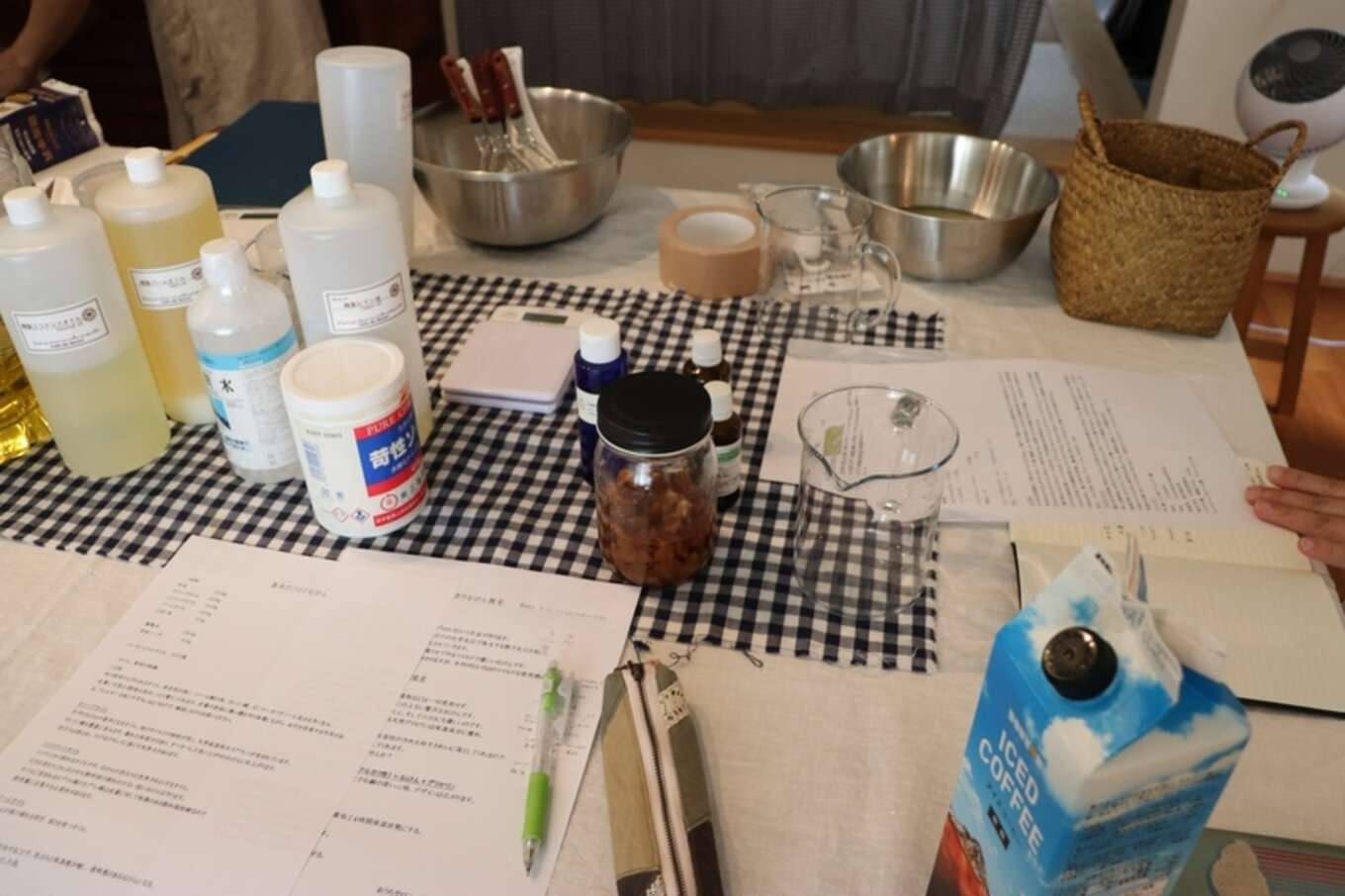テーブルの上のレシピと材料