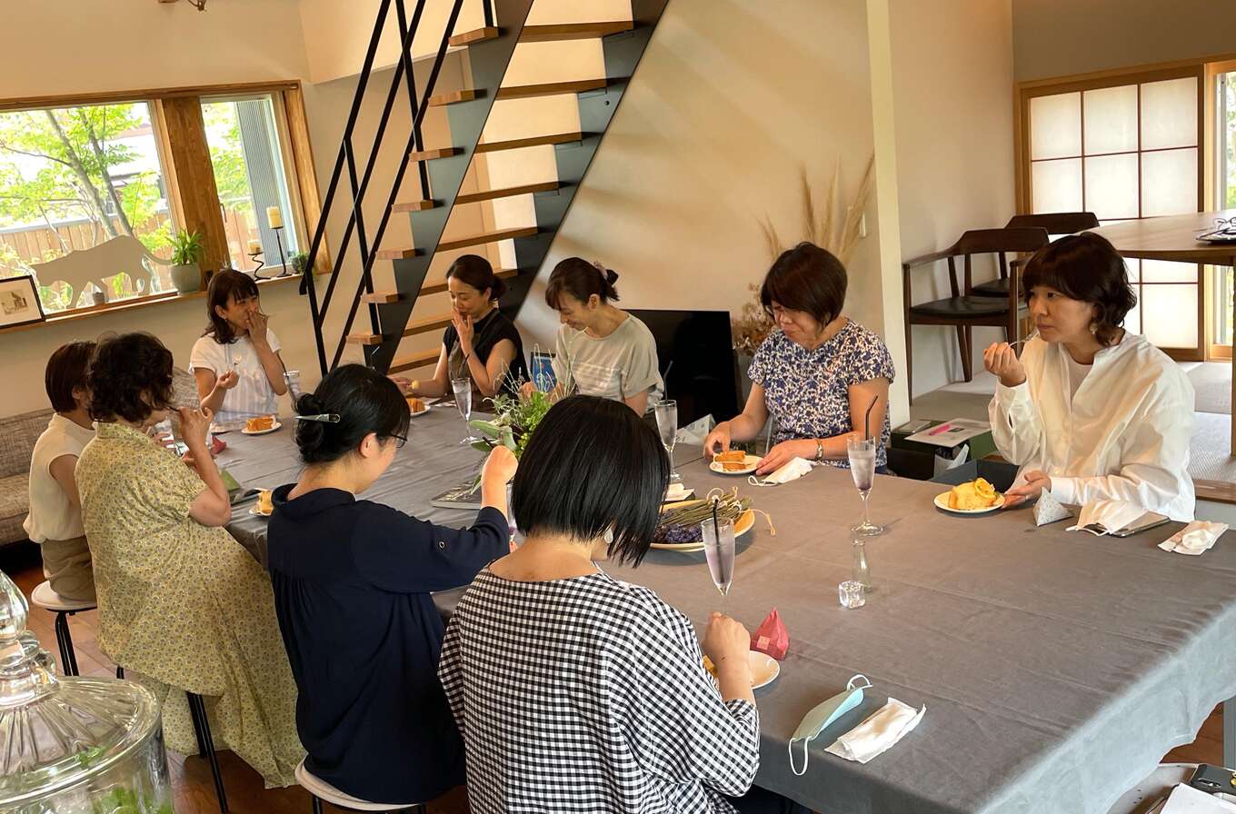 テーブルを囲む女性