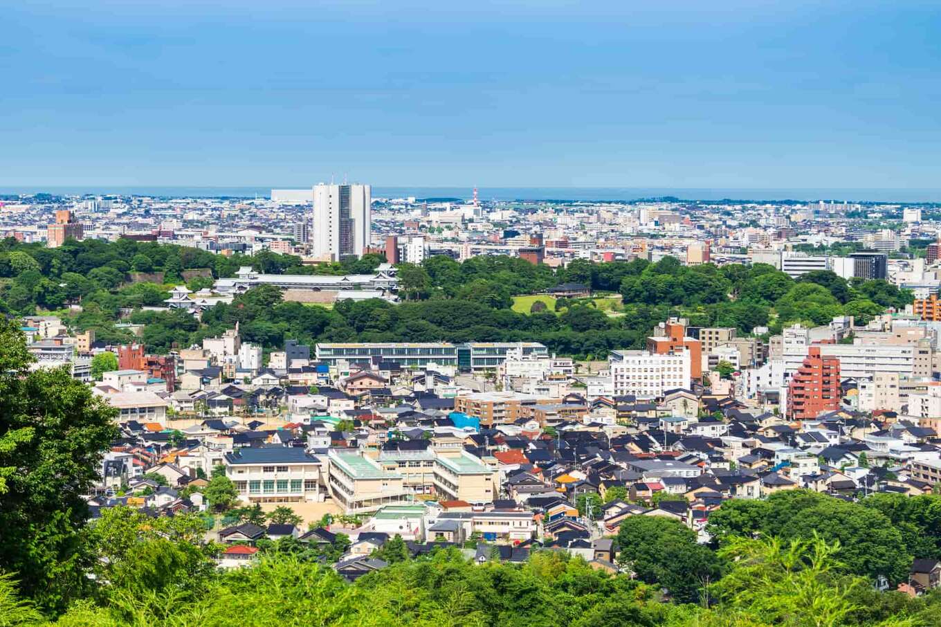 金沢市卯辰山から望む金沢城方面
