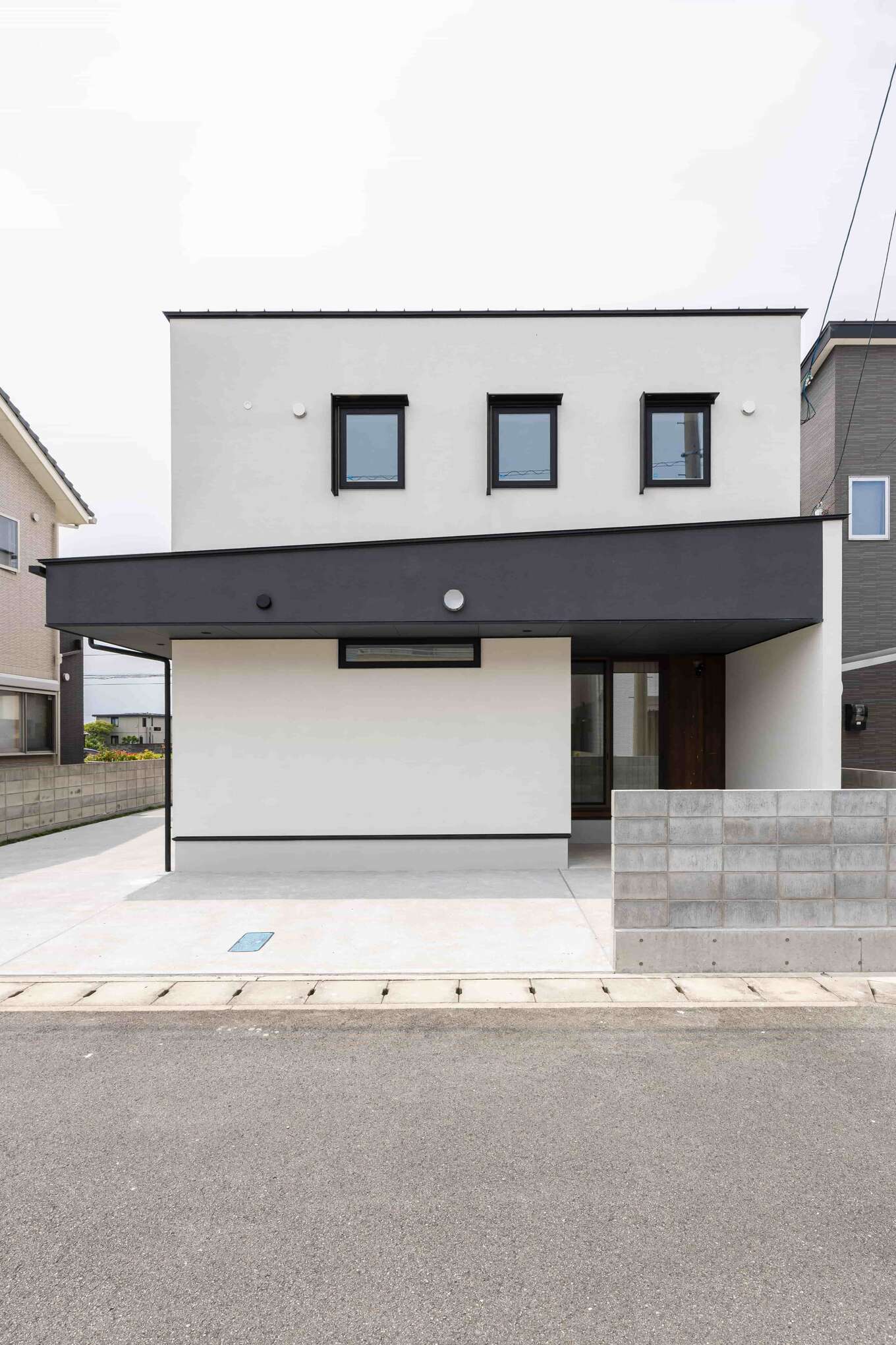 白と黒のすっきりとした外観