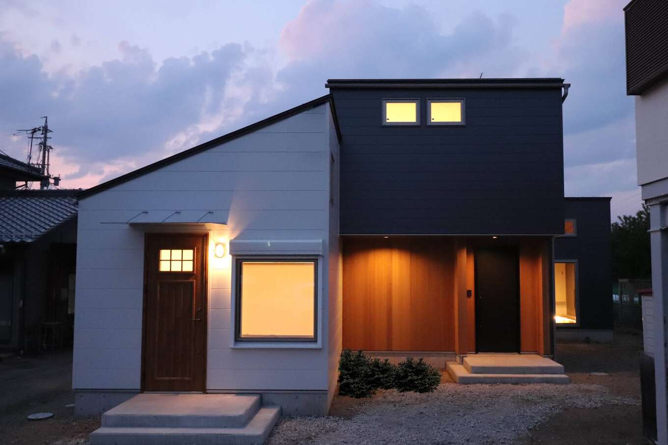 長野県_玄関が2つある白と黒の外壁の家
