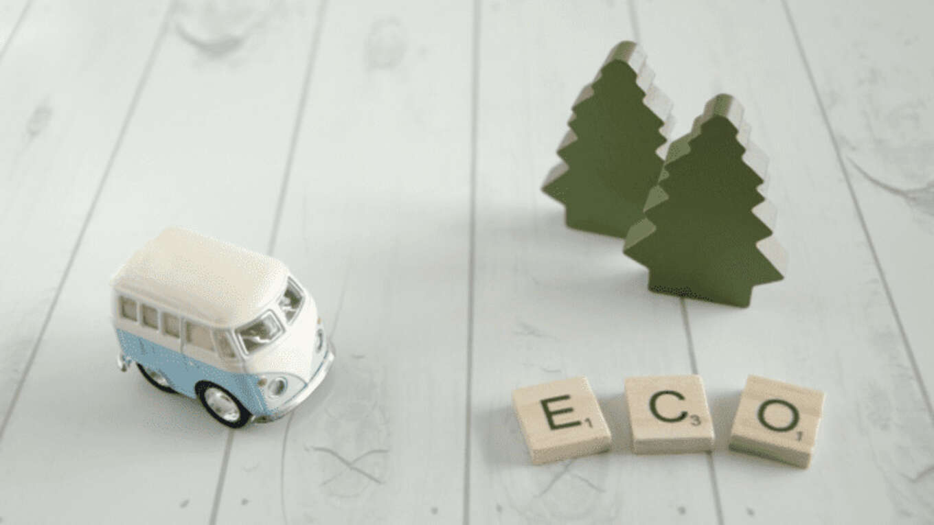 ECOの文字と車の模型