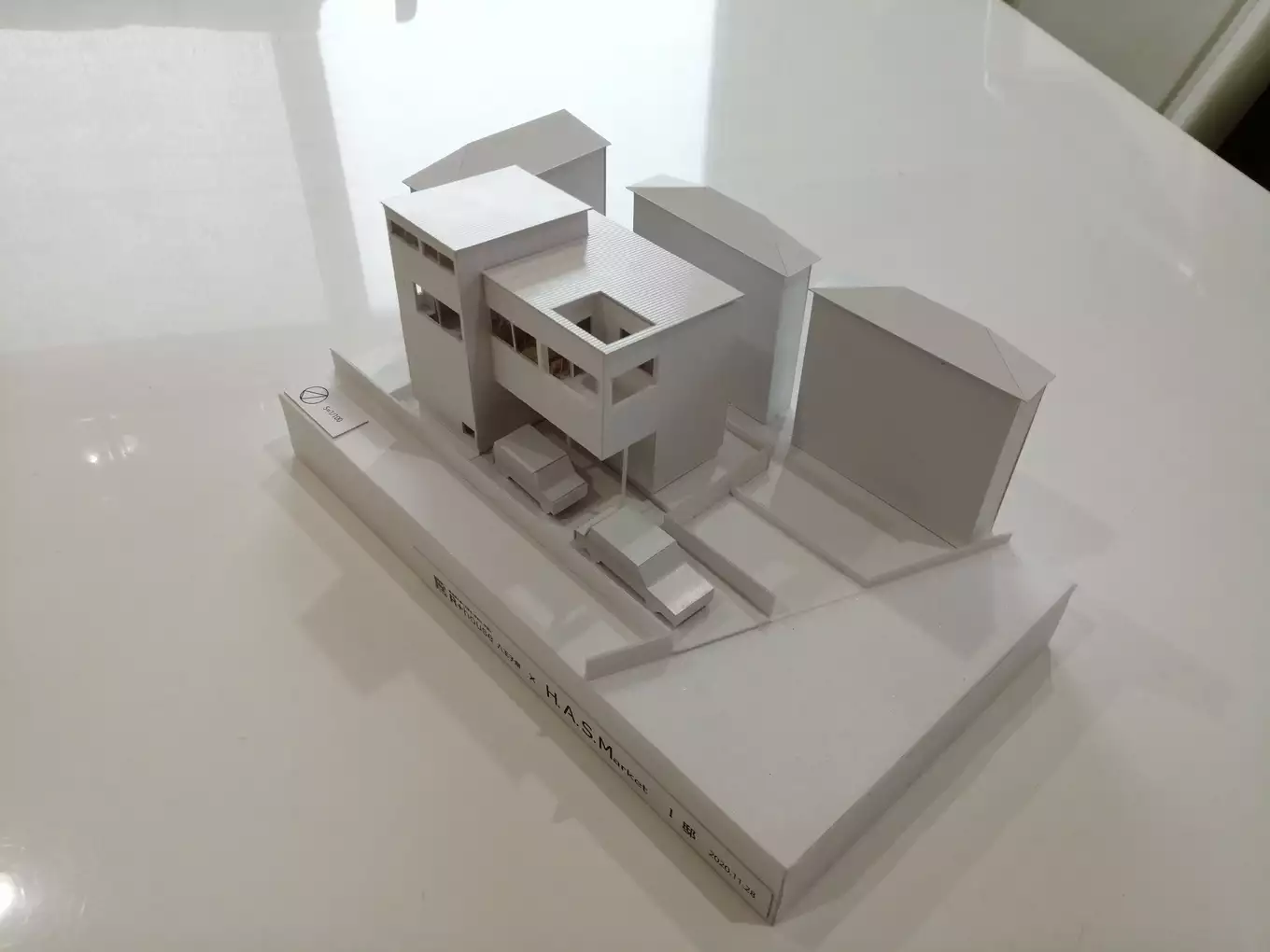 白い家の模型