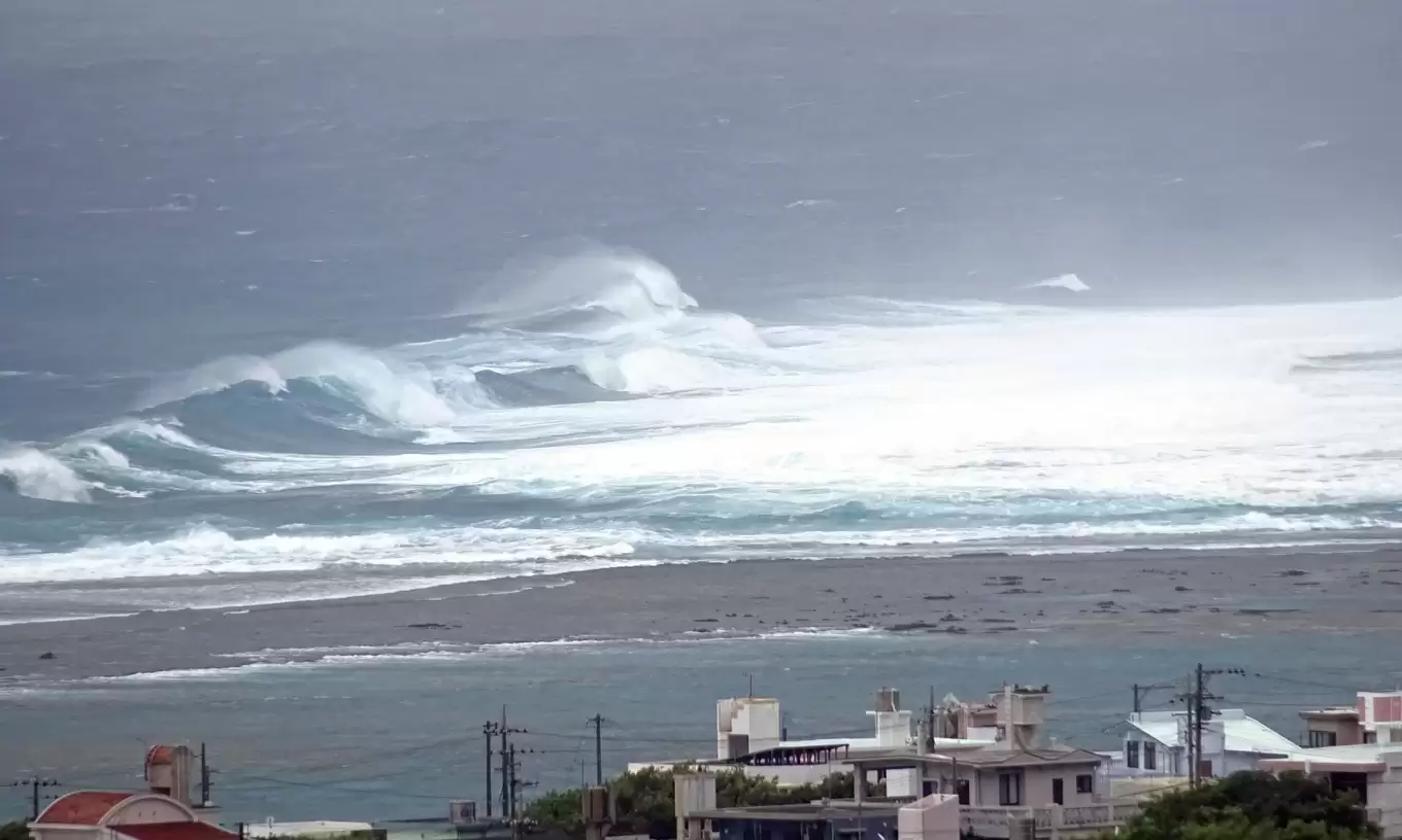 沖縄県：台風でうねる波