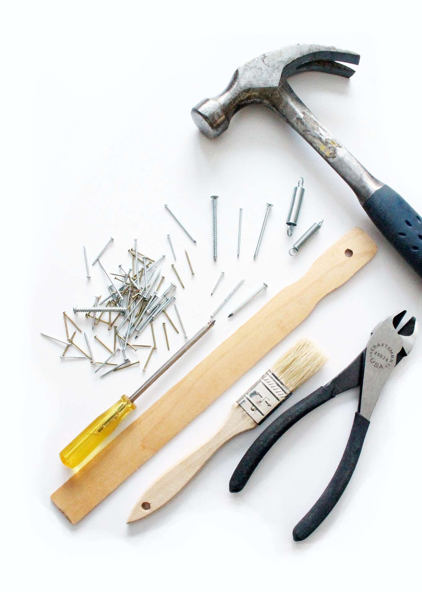 ニッパーやドライバーといった工具の画像