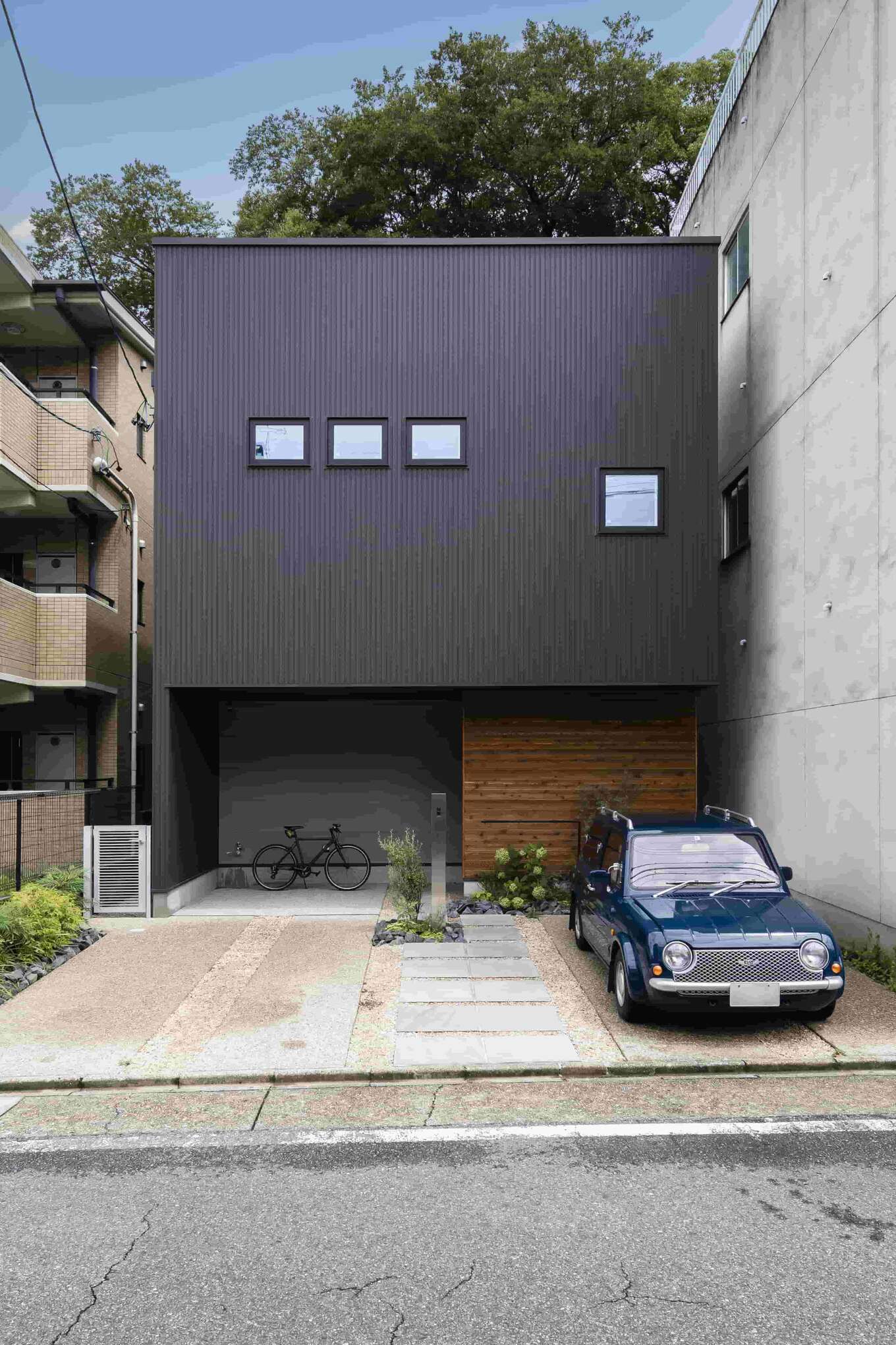 黒い外観のR+houseの家